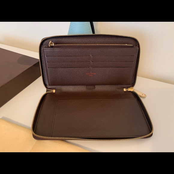 Louis Vuitton wallet or Clutch - Picture 5 of 9